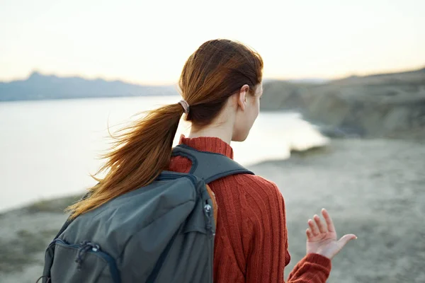 Ritratto di una bella donna in maglione con zaino turismo montagna mare — Foto Stock