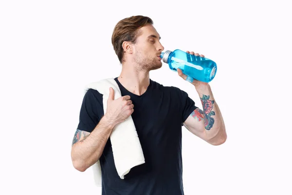 Hombre deportivo en negro camiseta entrenamiento botella de agua —  Fotos de Stock