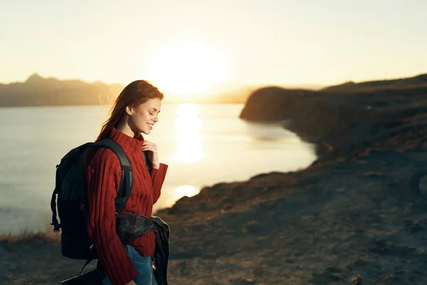 Donna con zaino viaggio libertà camminare stile di vita — Foto Stock