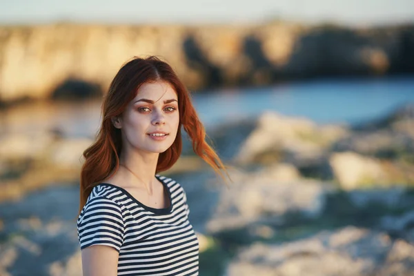 Ritratto di una donna in t-shirt a righe in montagna vicino al fiume in natura — Foto Stock