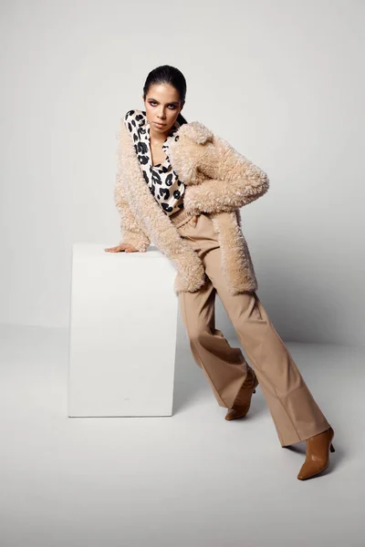 Vacker kvinna i beige jacka poserar leopard skjorta — Stockfoto