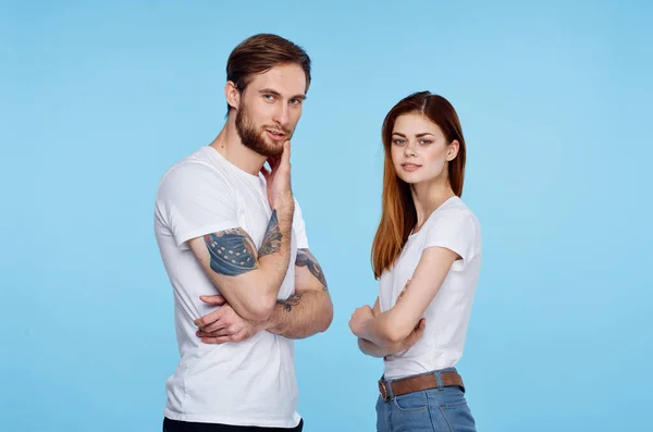Jovem casal em t-shirts brancas imagens de comunicação com ele estúdio — Fotografia de Stock