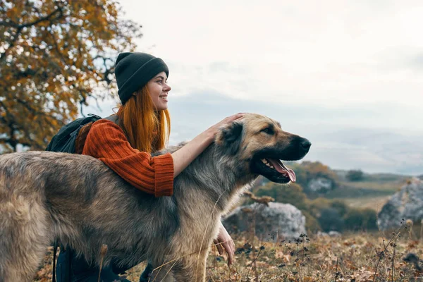 Wanderer in der Natur mit Hund reisen Freundschaftslandschaft — Stockfoto