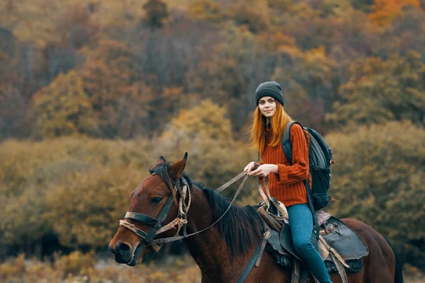 Woman hiker riding a horse in the mountains walk fresh air travel — Stock Photo, Image