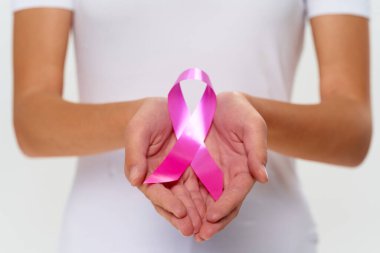 Göğüs kanserine karşı yardım fonu olan pembe kurdeleli bir kadın.