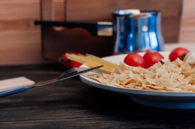 Tahta masa malzemesi üzerine makarna diyet yemek İtalyan mutfağı