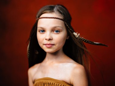 Vahşi kız saç modelinde kırmızı arka planda.