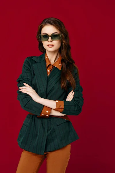 Çekici kadın güneş gözlüğü ceket moda kırpılmış manzara — Stok fotoğraf