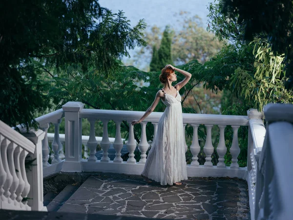 Mulher andar ar fresco folhas verdes decoração luxo — Fotografia de Stock