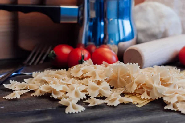 Farina prodotto italiano pasta pomodorini ciliegia cottura — Foto Stock
