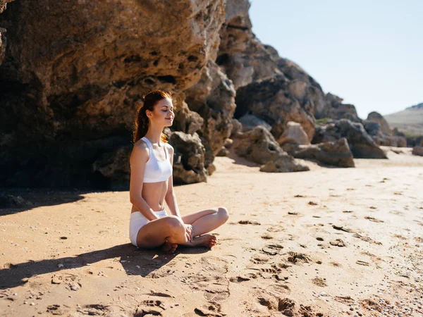 Roupa de banho senta-se na paisagem meditação recreação areia — Fotografia de Stock