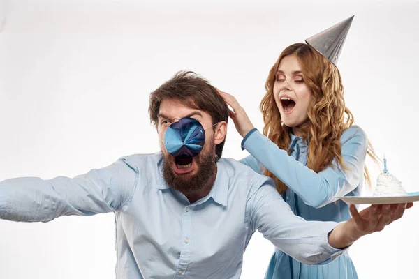Festa homem e mulher bolo de aniversário corporativo divertido fundo branco — Fotografia de Stock