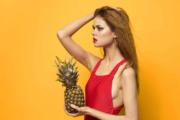 Kvinna med ananas i händerna vit t-shirt Exotisk sommar kul gul bakgrund — Stockfoto