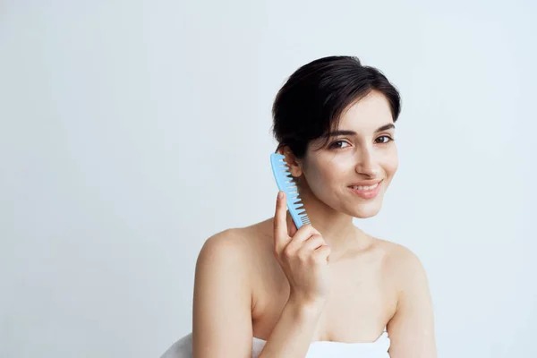 Hübsche Frau nackte Schultern Kamm Dusche Haarpflege — Stockfoto