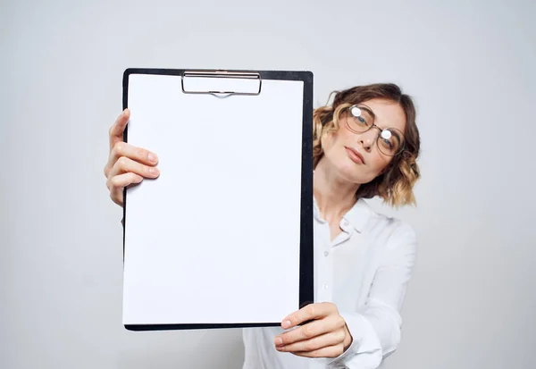 Femme avec feuille blanche de documents de dossier papier fond gris maquette — Photo