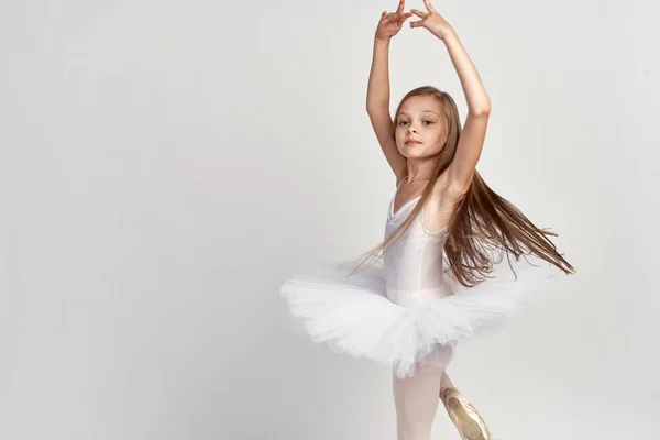 Mignonne petite fille ballerine danse effectué studio — Photo