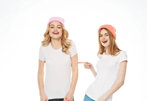 Systrar glädje känslor livsstil kul beskärda visa mode — Stockfoto