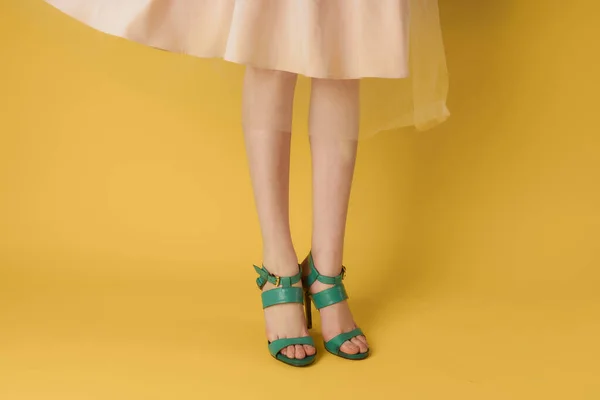 유행하는 녹색 신발 여자 발 노란색 배경을 쇼핑하는 여자 발 — 스톡 사진