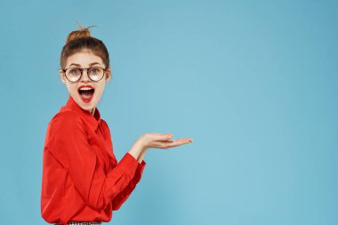 Kırmızı gömlekli zarif kadın, maliye bakanı.