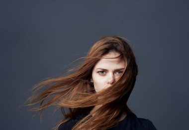 Güzel bir kadın zarif saç modeli lüksüne sahip.