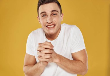 Adam sarı arka planda güler, sevinç duyguları, neşe