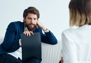 Kanepedeki adam ve kadın iş dünyası finans personeli iletişimi