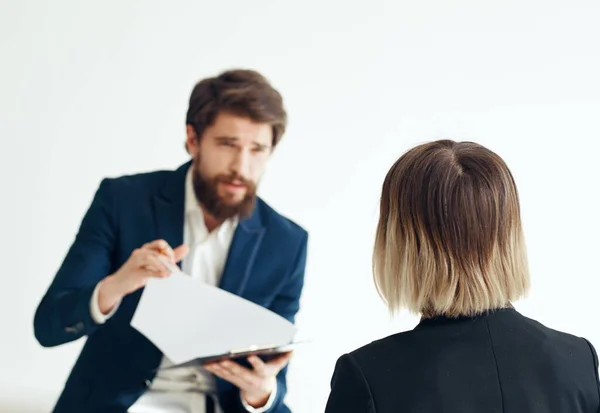 Hombre de negocios para una entrevista de trabajo y una mujer en un traje clásico —  Fotos de Stock