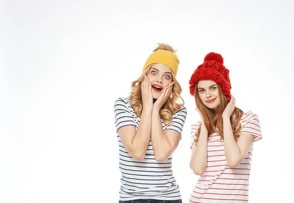 Δύο γυναίκες σε ριγέ t-shirts πολύχρωμα καπέλα συναισθήματα μόδα στούντιο επικοινωνίας περικοπεί — Φωτογραφία Αρχείου