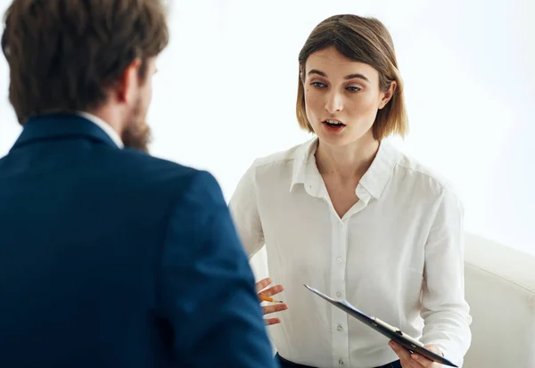 Mujer y hombre traje documentos trabajo de comunicación — Foto de Stock