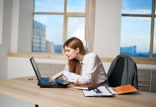 Žena sekretářka pracovní stůl notebook kancelář profesionální komunikace — Stock fotografie
