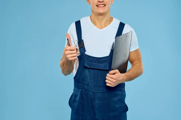 Een man in een constructie vormt een doos in de handen van een professionele dienst — Stockfoto