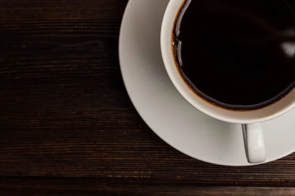 Café caliente en una caja mesa de madera resto desayuno —  Fotos de Stock