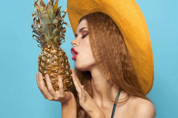 Vacker kvinna i ananas hatt Exotisk lyx sommar — Stockfoto