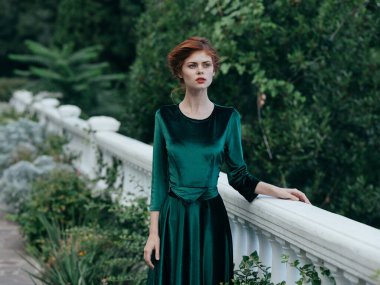 Yeşil elbise doğa lüks yaz aşkı düğünü