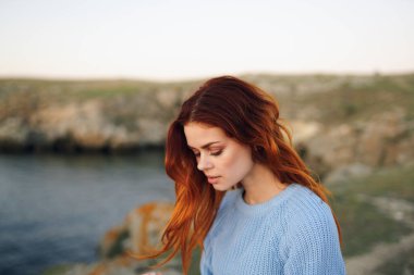 Kadın doğa özgürlüğüne hayranlık duyuyor.