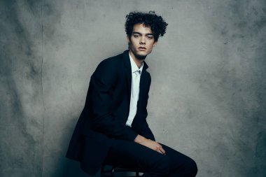 İş adamı kıvırcık saçlı moda özgüveni