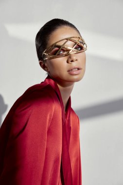 Kırmızı ceketli güzel bir bayanın yüzünde parlak bir arka plan manzarası vardı.