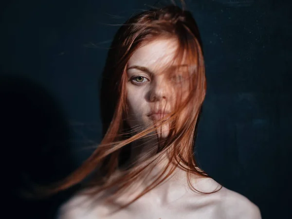 Retrato de uma mulher em um fundo escuro cabelo ruivo ombros nus cosmetologia pele limpa — Fotografia de Stock
