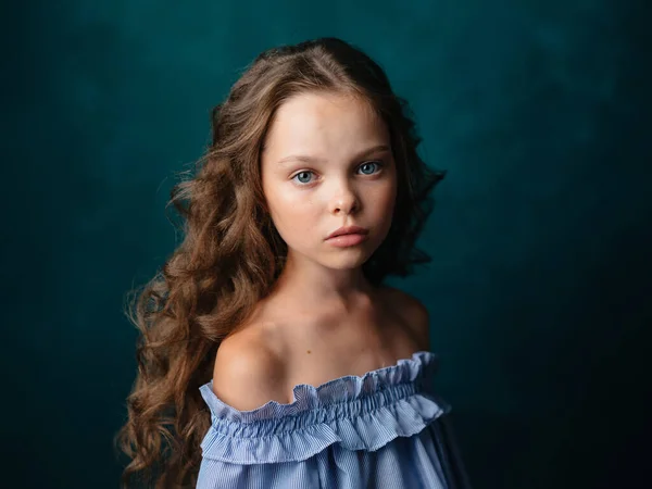 Portré egy gyönyörű lány göndör frizura modell csupasz vállak — Stock Fotó