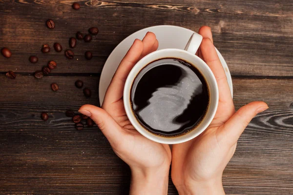 Una taza de café en una mesa de madera desayuno energía de relajación —  Fotos de Stock