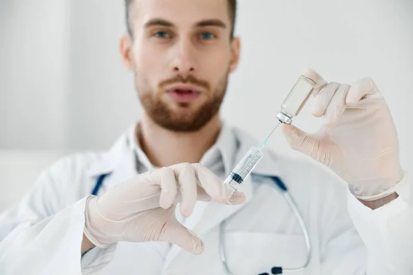 Лікар тримає шприц з вірусною вакциною в лабораторії — стокове фото