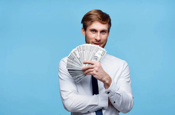 Hombre en camisa blanca paquete de dinero riqueza dólares finanzas —  Fotos de Stock