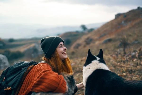 Весела жінка ходить грати з собакою природа пейзажні гори дружба — стокове фото