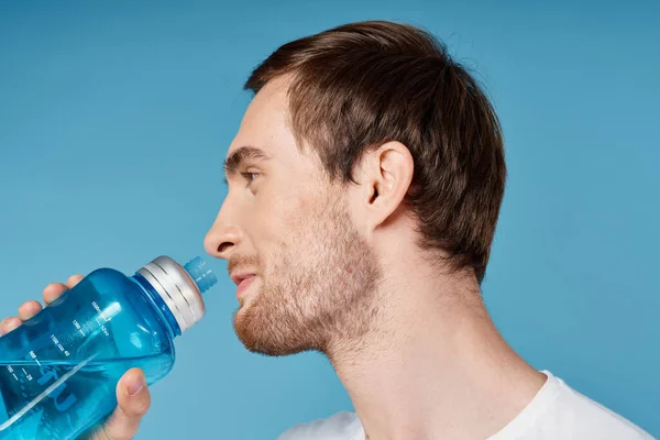 Hombre beber agua de la botella azul ejercicio de fitness sed — Foto de Stock