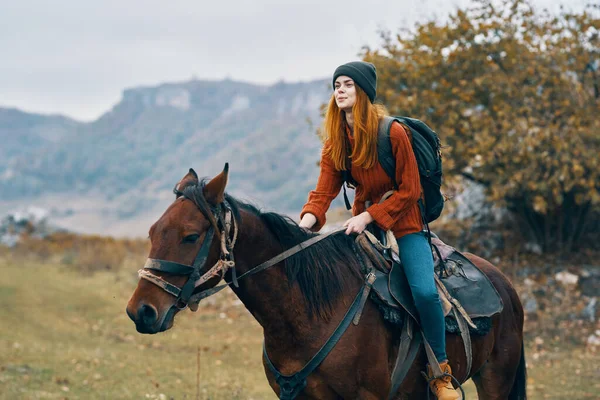 Mujer alegre Turista montando a caballo naturaleza montañas alegría — Foto de Stock