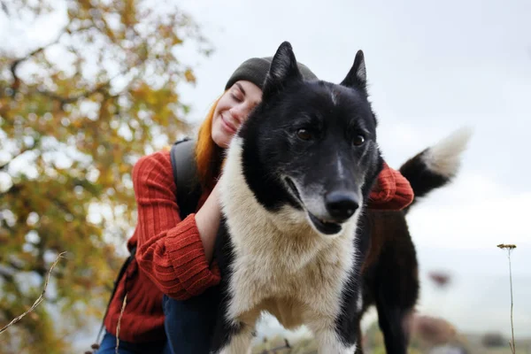 Köpeğin yanındaki kadın turist arkadaşlık gezisi doğası. — Stok fotoğraf