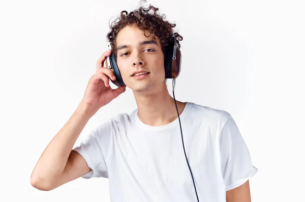 Ragazzo allegro con i capelli ricci in cuffie stile di vita musica — Foto Stock