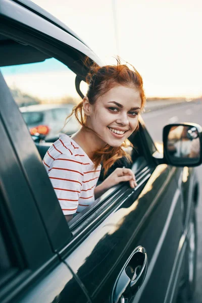 Mulher em listrado t-shirt vermelho cabelo carro janela salão modelo — Fotografia de Stock
