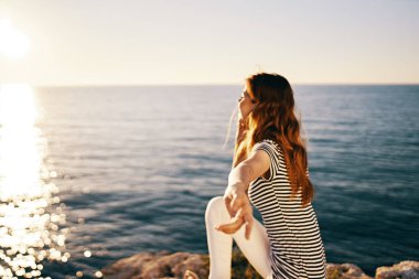 Akşamları denizde gezgin. Akşamları dağlarda. Yüksek uçurumlarda.