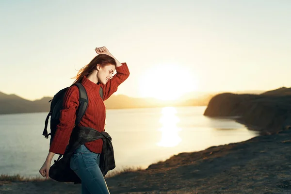 Allegra escursionista donna con uno zaino con le mani alzato paesaggio libertà — Foto Stock